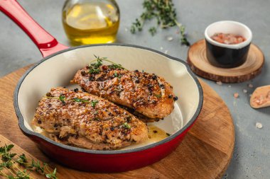 Fırında ördek filetosu. Tavada ördek rostosu. Mutfak, yemek pişirme, fırın konsepti. metin için yer, üst görünüm.