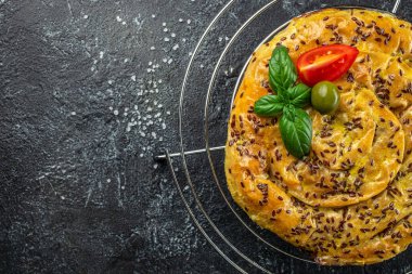 Esmer arka planda etli börek. afiş, menü, metin için tarif yeri, üst görünüm.