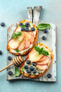 Şeftalili tost ekmeği, ricotta peyniri ve böğürtlenli..