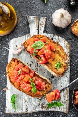 Kesme tahtasında domates ve fesleğen olsun. Geleneksel İtalyan aperatifi ya da atıştırmalığı, sağlıklı gıda konsepti. metin için yer, üst görünüm,