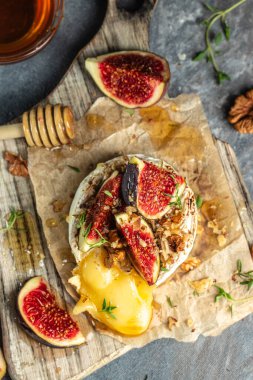 Fındıklı, ballı, incirli ve kekikli kamembert peyniri, dikey görüntü. Üst Manzara. metin için yer,