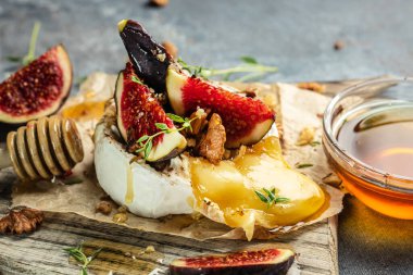 İncirli, fındıklı ve ballı nefis sıcak camembert, restoran menüsü, diyet, yemek tarifi üst görünümü,