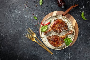 Kızarmış ördek bacağı. Restoran menüsü, diyet, yemek kitabı tarifi üst görünümü.