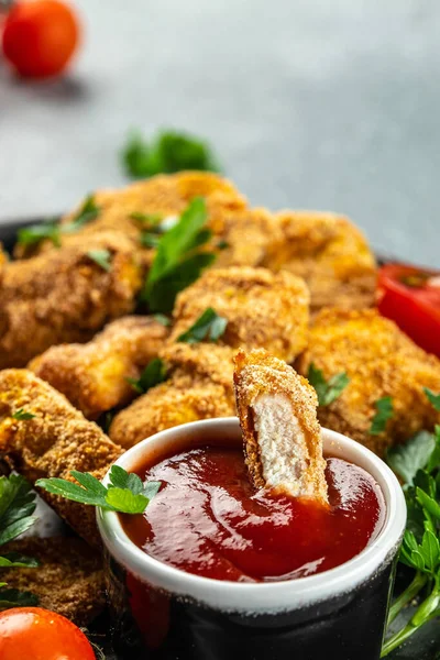 Ev yapımı sebzeli ve ketçaplı tavuk nugget. dikey görüntü. Üst Manzara. metin için boşluk kopyala.