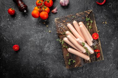 Esmer arka planda klasik haşlanmış domuz sosisi. Üst Manzara. metin için boşluk kopyala,