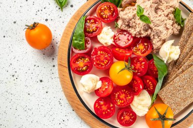 Caprese salatası, karaciğer ezmesi, çavdar krakeri, sağlıklı yiyecekler. afiş, menü, metin için tarif yeri, üst görünüm.