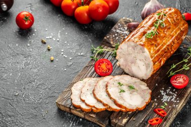 Tahtada tavuk salamı sosisi. Boşluğu kopyala, üst görünüm,