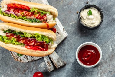 Lezzetli ev yapımı sosisliler. Menü, yemek tarifi, afiş. metin için boşluk kopyala. en üstteki görünüm.