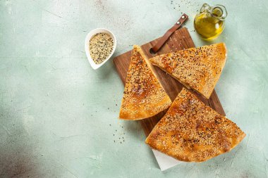 Açık arkaplan manzaralı patatesli pizza. Boşluğu kopyala,
