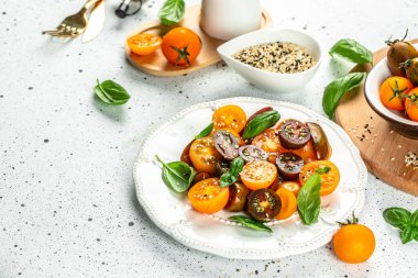 Olgun taze domates salatası zeytin yağı ve fesleğen yapraklı. Kilo vermek için temiz yemek. Boşluğu kopyala, üst görünüm,