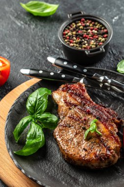 Lezzetli, sulu ızgara domuz bifteği ve dikey görüntü. Üst Manzara. metin için boşluk kopyala,