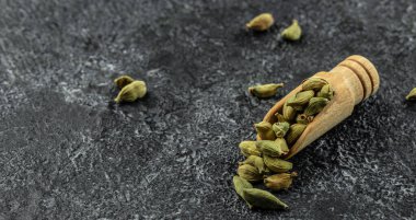 Çekirdekli baharatlı kakule kabukları. Uzun afiş biçimi. en üstteki görünüm.