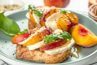 Taze peynirli ve şeftalili sağlıklı salata. Sağlıklı gıda konsepti. metin için yer, üst görünüm.