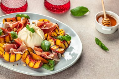 Izgara şeftalili taze salata, jambon, fesleğen ve burrata, restoran menüsü, diyet, yemek tarifi üst görünümü.,