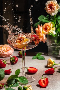 Çilekli şarap ve güller. dikey görüntü. Üst Manzara. metin için yer.