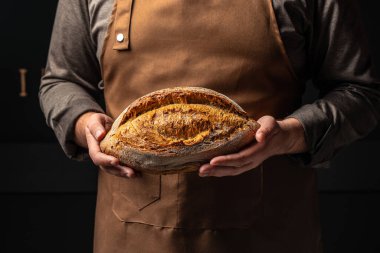 Erkeklerin elinde kepek ekmeği, sağlıklı gıda konsepti. metin için yer,