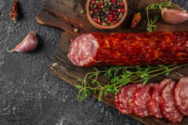 Tahta üzerinde kekik olan kuru sosis. afiş, menü, metin için tarif yeri, üst görünüm,