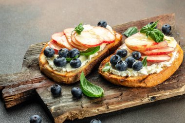 Krem peynirli, ballı, şeftalili ve yaban mersinli lezzetli meyveli Üst Manzara. metin için boşluk kopyala.
