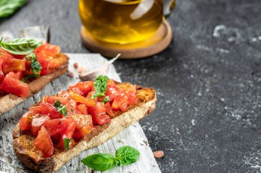 Yağlı ve domatesli ekmekli İspanyol kahvaltısı. afiş, menü, metin için tarif yeri, üst görünüm.