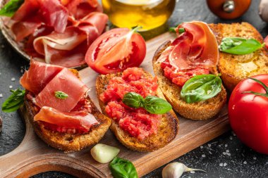 Tipik İspanyol kahvaltısı Jamon Iberico jambonu ve domates, zeytinyağlı ekmek, kahve ve meyve suyu. metin için yer, üst görünüm.