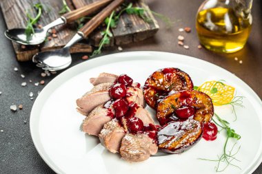 Erikli fırında ördek filetosu. Restoran menüsü, diyet, yemek kitabı tarifi üst görünümü.