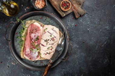 Çiğ ördek göğsü filetosu koyu bir arka planda taze et. Üst Manzara. metin için boşluk kopyala.