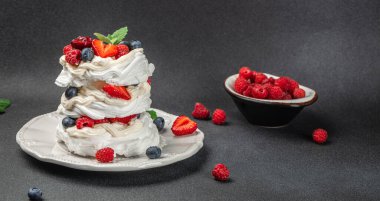 Krem şanti ve çilekli çilekli Pavlova pastası. Mutfak, fırın, gıda konsepti,