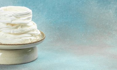 Büyük meringue Pavlova keki. Evde pişirme, uzun pankart biçimi,