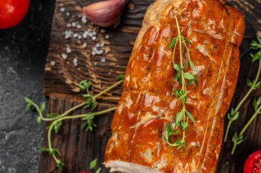 Tahtaya doldurulmuş hindi göğsü. Üst Manzara. metin için yer.