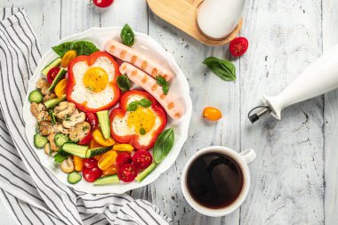 Yumurta, sosis, mantar ve sebzeli sağlıklı Amerikan kahvaltısı. metin için boşluk kopyala. en üstteki görünüm,