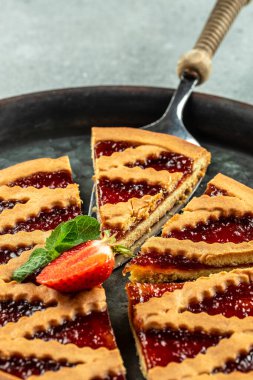 Çilekli kek dilimleri, Restoran menüsü, diyet, yemek tarifi üst görünümü.