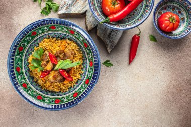 Asyalı lezzetli pilav ve doğu süsü, Özbek doğu mutfağı açık arkaplan manzaralı. metin için yer.