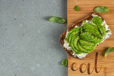 Kahvaltı ya da öğle yemeği için sağlıklı avokado tostları. Vejetaryen yemeği. Vejetaryen menüsü. Restoran menüsü, diyet, yemek kitabı tarifi üst görünümü,