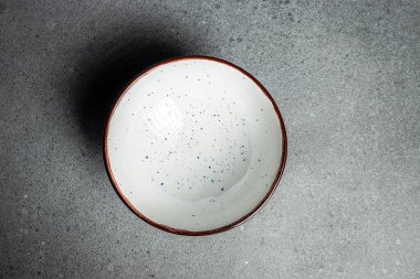 Gri arkaplanda beyaz seramik kase, afiş, menü, tarif kopya alanı, üst görünüm,