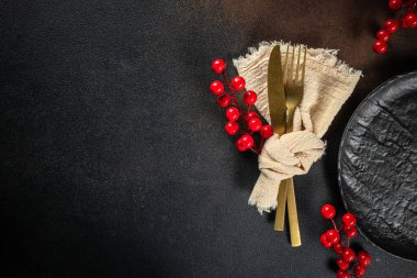 Noel, tatiller ve sofra kurma konsepti, karanlık bir arka planda, evde şenlikli bir akşam yemeği için şube. Üst Manzara. metin için boşluk kopyala,