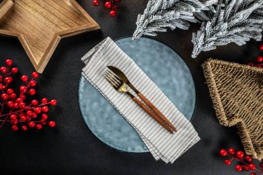 Noel ya da yeni yıl aile yemeği için karanlık bir arka planda masa dekorasyonu. Üst Manzara. metin için boşluk kopyala,