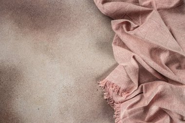 Pembe tekstil peçeteli açık arkaplan. Yemek tarifi, yemek malzemeleri ve restoran için arka plan.