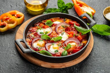Shakshuka, arka planda sebzeli sahanda yumurta. Üst Manzara. metin için boşluk kopyala,