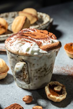 Sıcak latte macchiato. dikey görüntü. Üst Manzara. metin için yer.