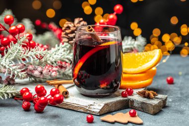 Bir bardak sıcak şarap, Noel kış alkolü Noel ışıklarıyla süslenmiş içecekler..