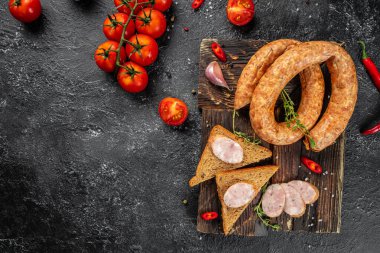 Tahtada tavuk sosisi. Pankart, menü, metin için tarif kopyalama alanı. en üstteki görünüm,