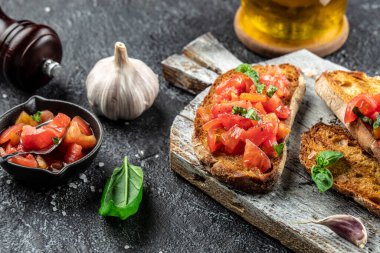 Yağlı ve domatesli ekmekli İspanyol kahvaltısı. Pankart, menü, tarif üst görünümü. metin için boşluk kopyala.