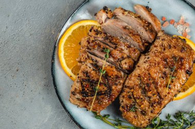 Ördek göğsü, lavanta balı ve açık arkaplan manzaralı kekik. Boşluğu kopyala.