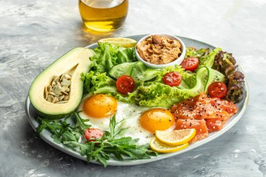 Ketojenik diyet kahvaltı salatası, avokado, balık, yumurta, kurşun geçirmez keto kahveli fındık. en üstteki görünüm.