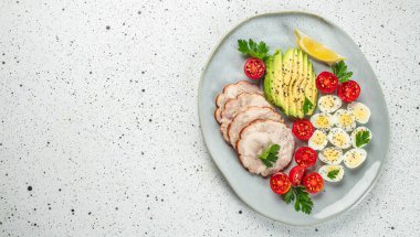 Kahvaltı avokado, yumurta, tavuk fileto ve vişneli domates. Arka planda açık arka planda ketojenik diyet yemekleri. Boşluğu kopyala,