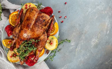 Biberiye ve portakallı ev yapımı ördek. Kızarmış ördek. Şükran Günü ya da Noel yemeği.