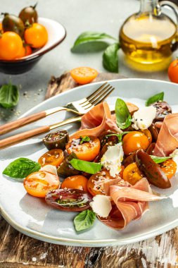 Prosciutto 'lu salata, jambon ve vişneli domates, İtalyan antipatik şarap atıştırmalıkları. Yemek tarifi geçmişi. Kapat..