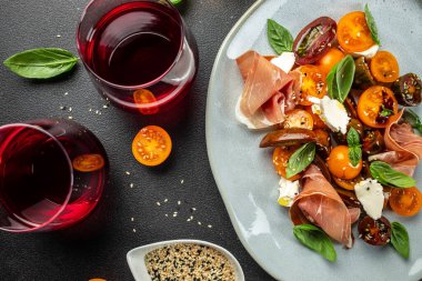 Prosciutto 'lu salata, jambon ve vişneli domates, İtalyan antipatik şarap atıştırmalıkları. Yemek tarifi geçmişi. Kapat..