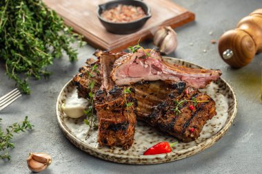 Et, koyun eti, taze otlu kuzu pirzolası sağlıklı ve dengeli yemek kavramı. Boşluğu kopyala, üst görünüm,