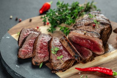 Ahşap bir tahtanın üstünde orta pişmiş ızgara biftek, üst manzara. Boşluğu kopyala.